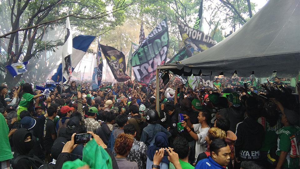 Bonek saat merayakan pulihnya status Persebaya Surabaya. - INDOSPORT